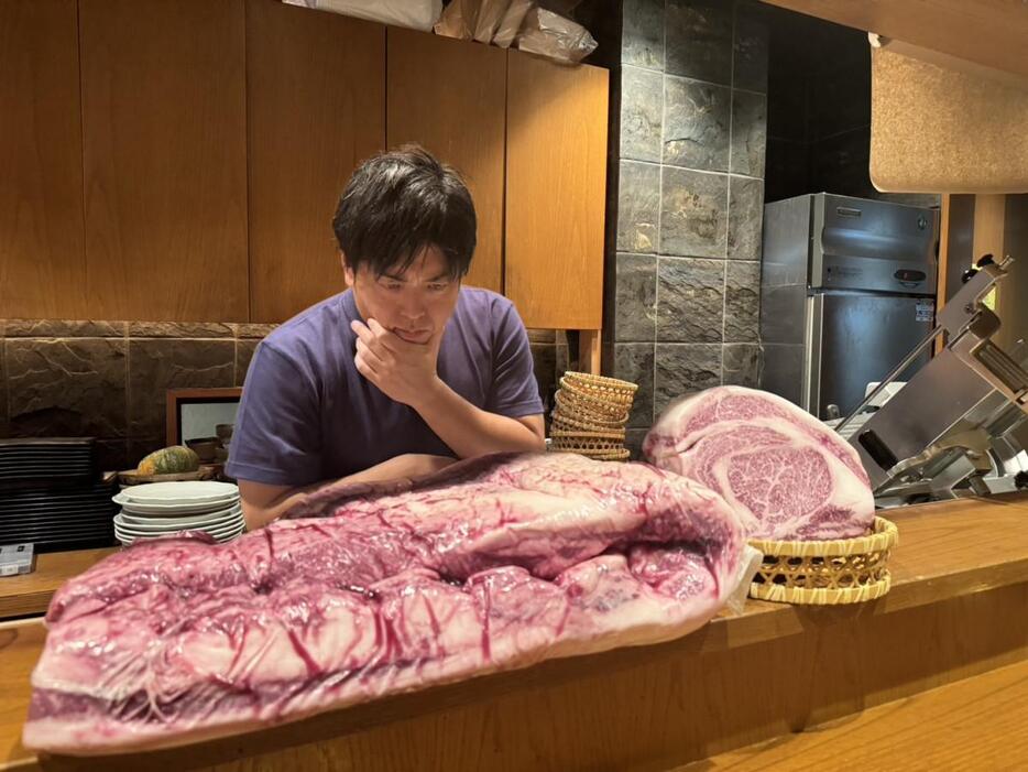 肉の目利きも担当する店主の竹内仁哉さん