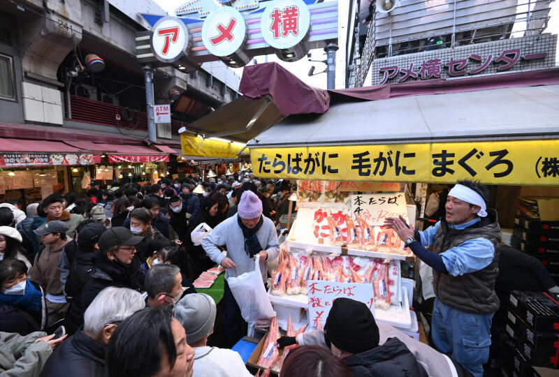 正月を前に買い物客でにぎわうアメ横商店街＝東京都台東区で2024年12月30日午後3時15分、渡部直樹撮影