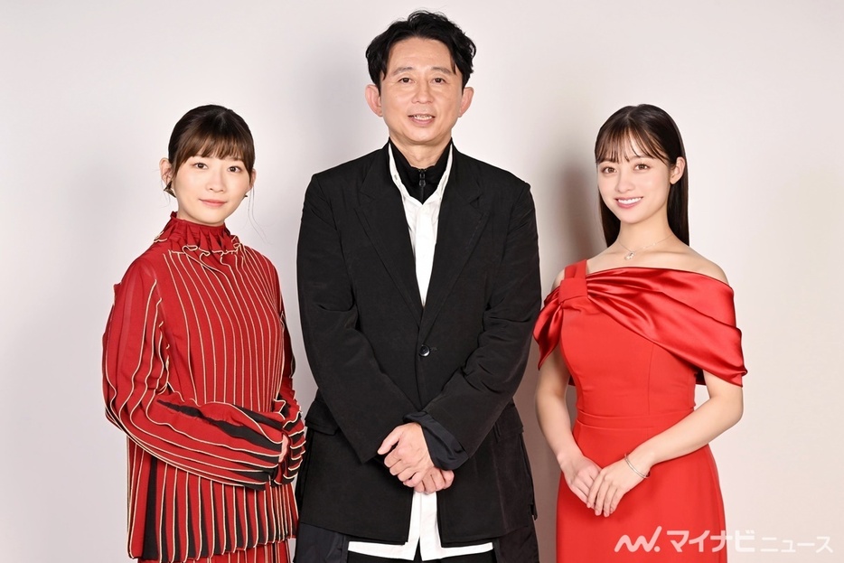 『第75回NHK紅白歌合戦』で司会を務める伊藤沙莉、有吉弘行、橋本環奈（左から）　撮影：蔦野裕