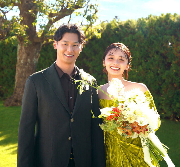 結婚を発表した吉川とシンガー・ソングライターの足立佳奈（本人提供）