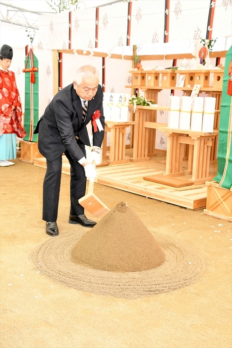 くわ入れする斎藤副市長