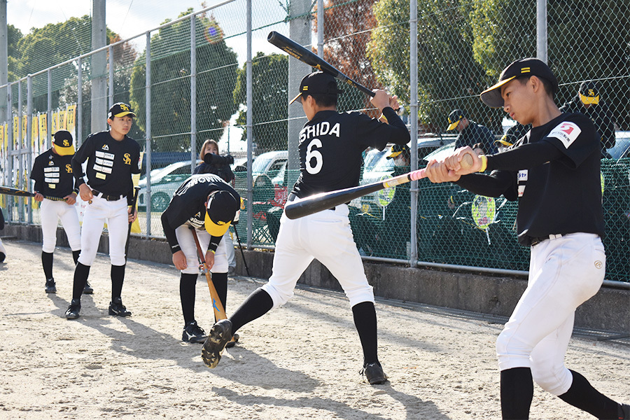 練習試合の合間に素振りに励む選手たち【写真：高橋幸司】