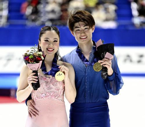 アイスダンスで優勝し、笑顔を見せる吉田唄菜（左）、森田真沙也組（２２日）＝武藤要撮影