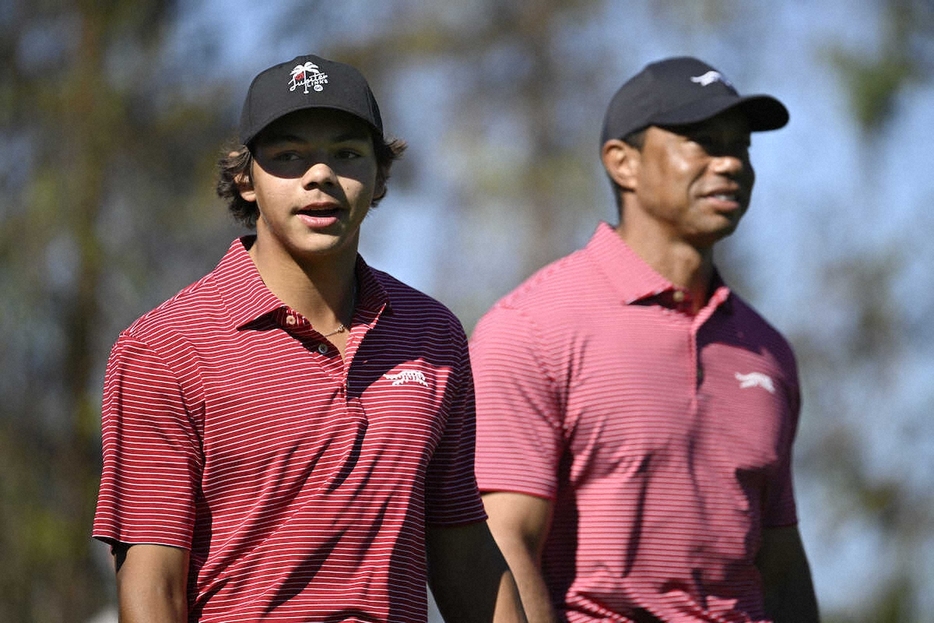 ラウンドするタイガー・ウッズ（右）と長男チャーリー君（AP）