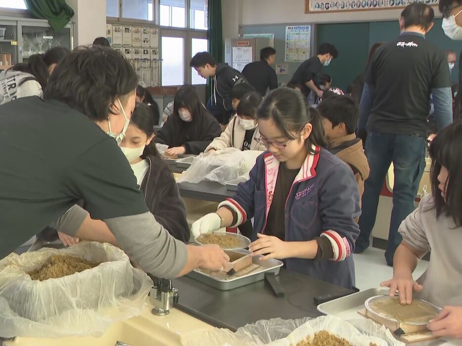 鋳物づくりに挑戦する子供たち 愛知県西尾市の平坂小学校