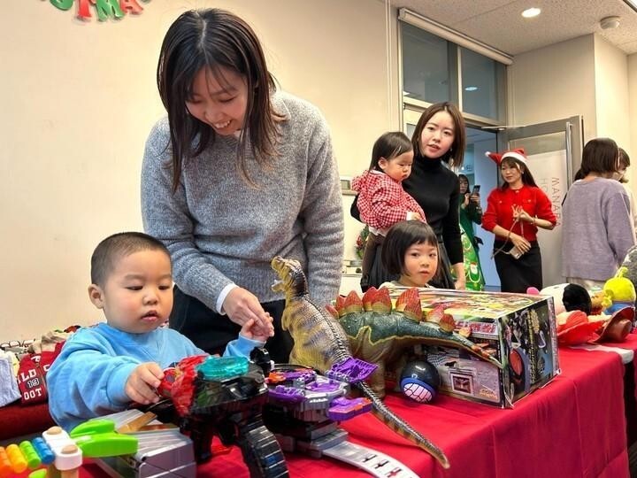 化粧品メーカー・ランクアップでは、クリスマスイベントとして子育て中の社員が持ち寄ったおもちゃの交換会が開かれた。