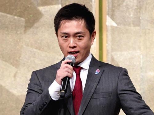 代表選の投票を前に演説する吉村氏（１日）