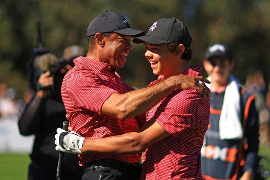 ホールインワンを決め、抱き合うタイガー親子（写真/Getty Images）