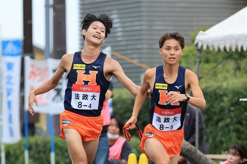 10月の出雲駅伝でタスキをつなぐ法大の武田和馬と矢原倖瑛