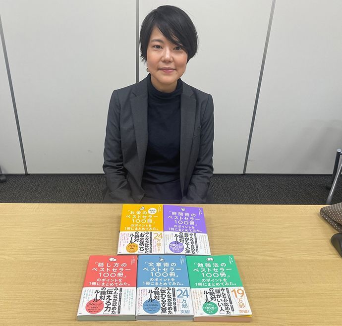 「ベストセラー100冊」シリーズを前にする宮本沙織さん