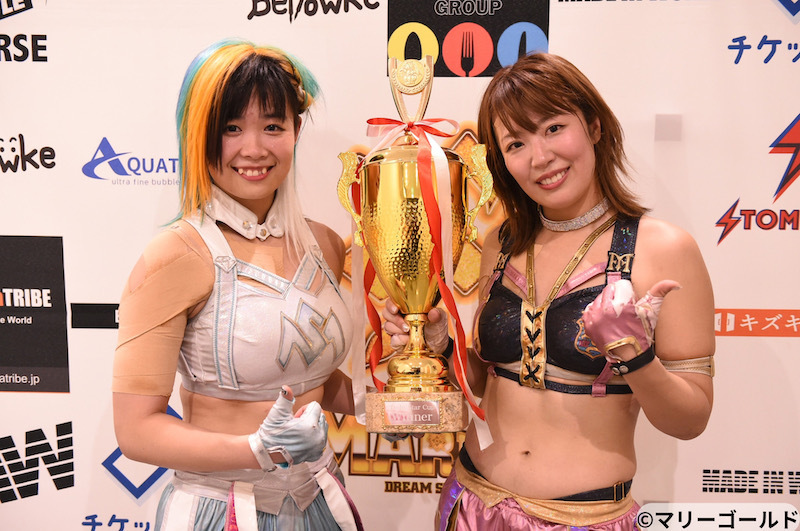 ツインスターカップ・タッグトーナメントで優勝したMIRAI(左)と桜井麻衣(右)のミライサク