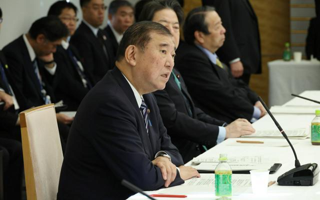 経済財政諮問会議で発言する石破茂首相（手前）=2024年12月26日午前9時51分、首相官邸、岩下毅撮影