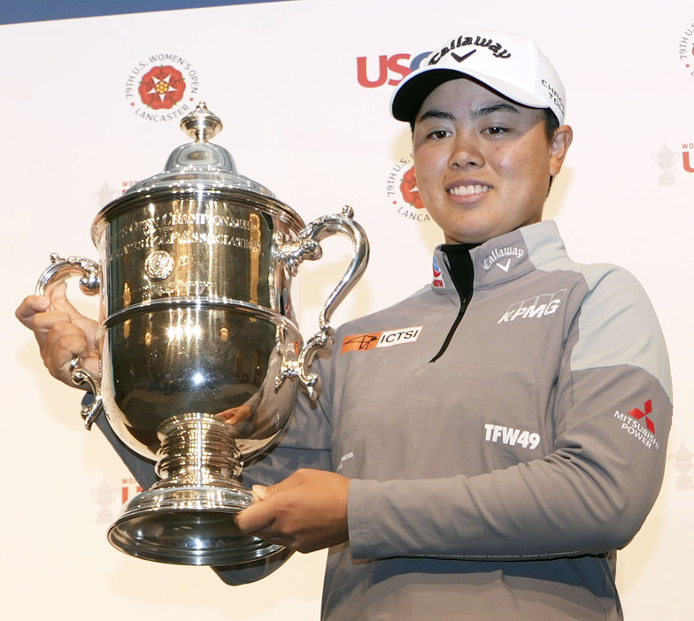 全米女子オープン選手権の優勝トロフィーを手にする笹生優花＝12日、東京都内