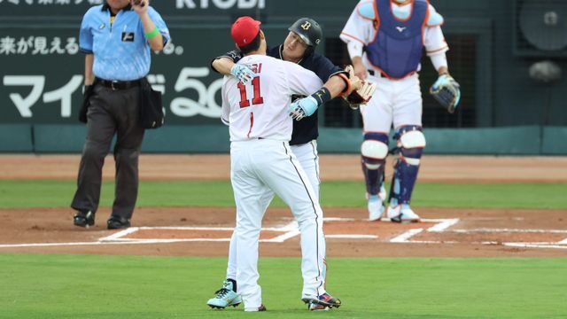 九里亜蓮投手と杉本裕太郎選手がハグした名場面【写真：時事】