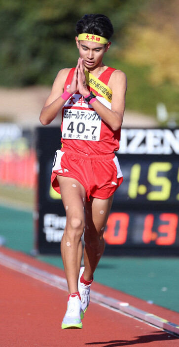 男子の2位でフィニッシュする大牟田の村上遵世＝たけびしスタジアム京都で2024年12月22日、滝川大貴撮影