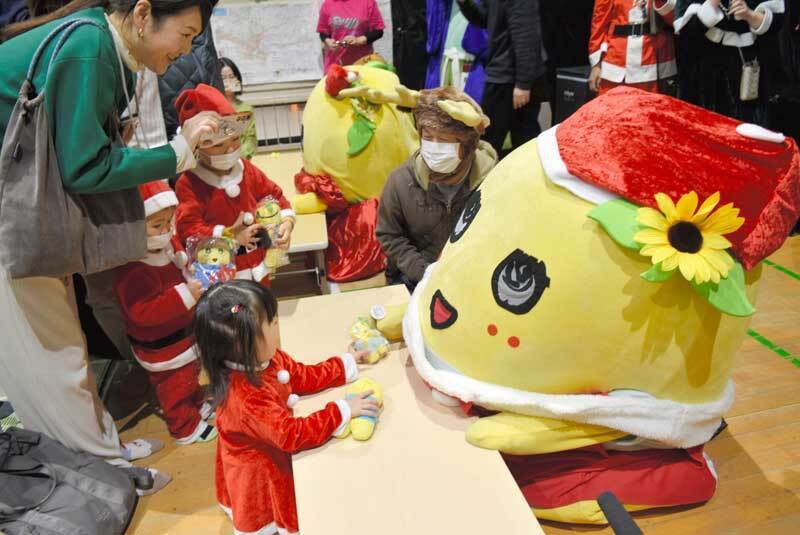 クリスマスプレゼントを贈るふなっしーサンタ＝25日、船橋市