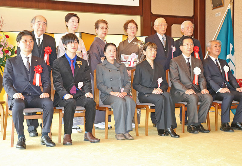 達増知事（前列右から2人目）から表彰を受けた県芸術・美術選奨の受賞者ら