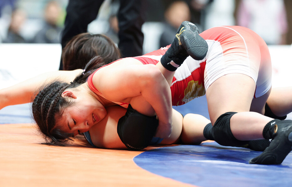 全日本レスリング。女子５９キロ級決勝で、永本聖奈（奥）を攻める尾西桜＝２１日、東京・代々木第２体育館