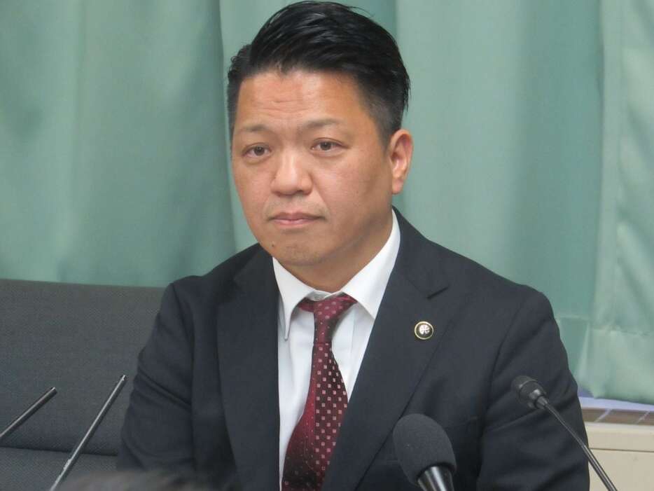 取材に答える大阪府岸和田市の永野耕平市長＝同市役所