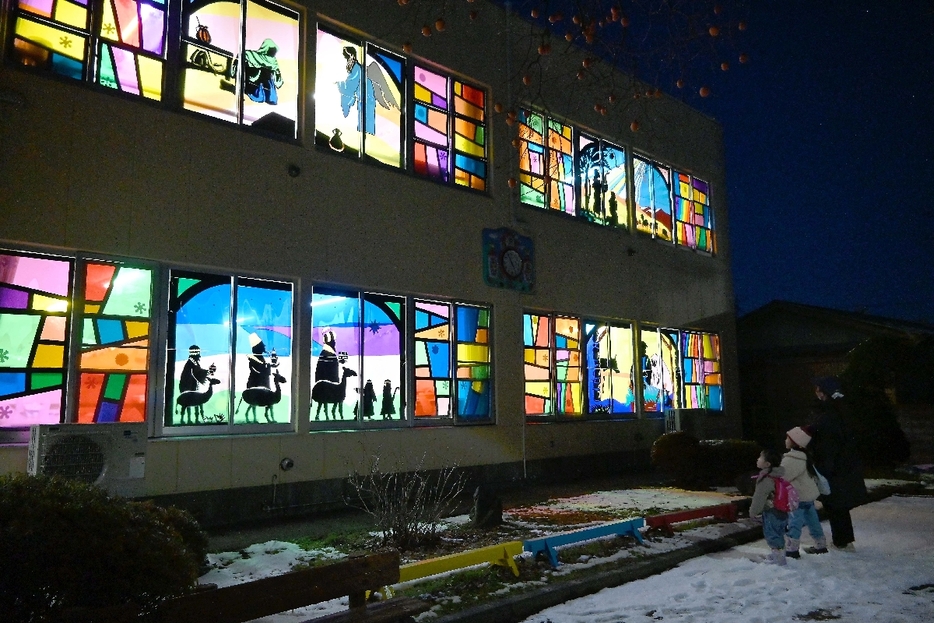 園舎の窓一面に装飾されたステンドグラス