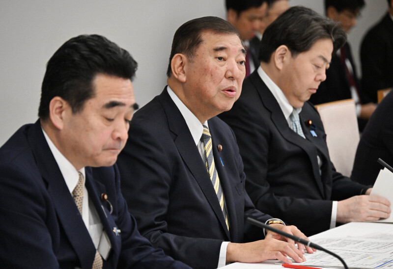 防災立国推進閣僚会議の初会合で発言する石破茂首相（中央）。左は坂井学防災担当相。右は林芳正官房長官＝首相官邸で2024年12月20日午前8時52分、平田明浩撮影