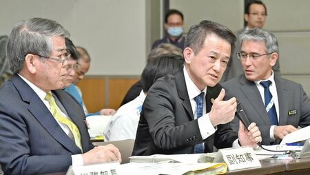 県の方針を説明する半嶺満県教育長（中央）ら＝２０日、県庁（金城健太撮影）