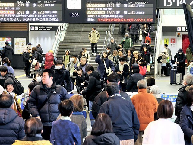 帰省ラッシュで混雑する新幹線改札口＝ＪＲ富山駅