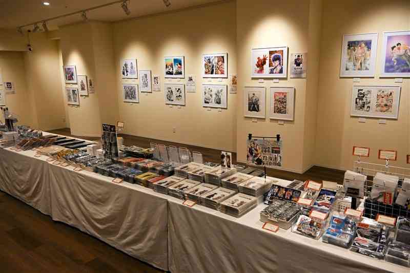 「熊本マンガアーツ」内のアートギャラリーとグッズショップ＝18日、熊本市中央区