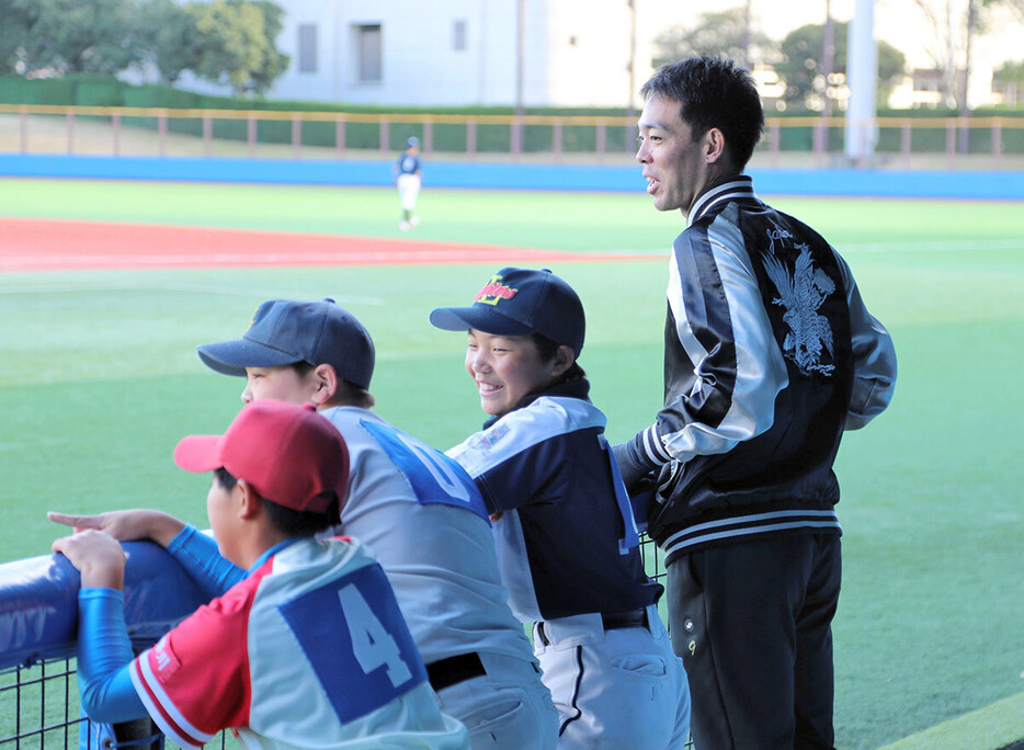 ベンチで指揮を執る秋山選手（右端）＝２８日、横須賀市夏島町の横須賀スタジアム