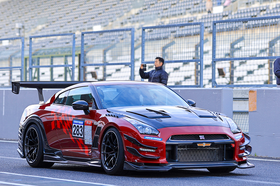 ピットロードを出てこれからタイムアタックに向かう「ウイングタケオ」のR35GT-Rデモカー