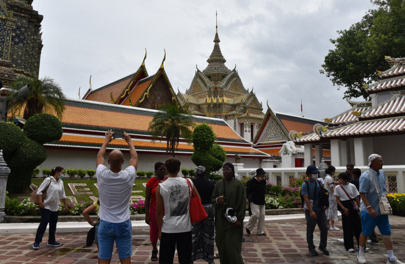 多くの旅行客でにぎわう寺院＝タイの首都バンコクで2023年8月2日、武内彩撮影