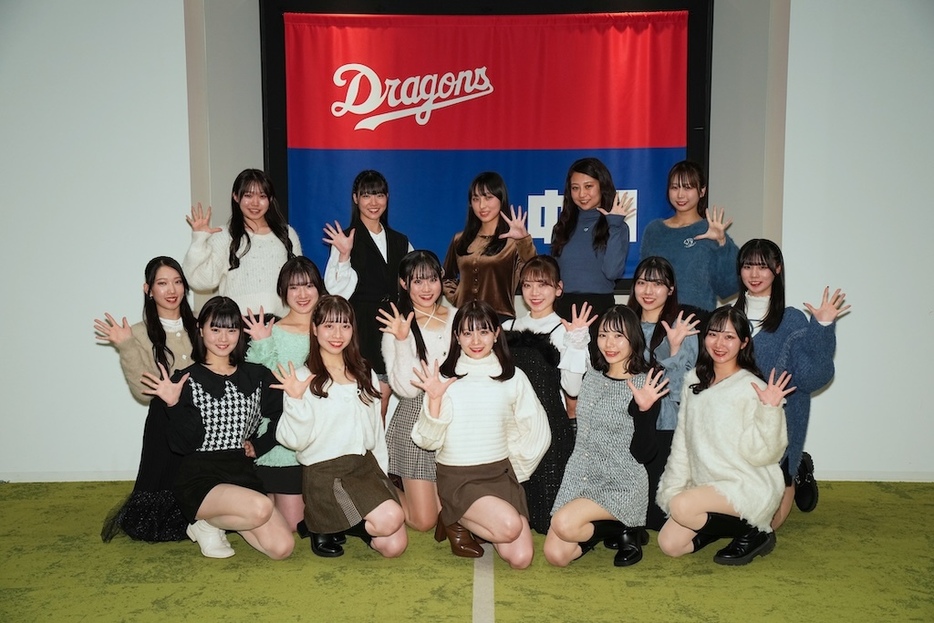 1列目左から HARU、MAI、MIZUKI、NAGISA、MIRAI、2列目左から YUME、YUKA、MIHARU、MEI、AYANO、KAEDE、3列目左から SAAYA、AZU、RIKO、SHIORI、SAYA（球団提供）