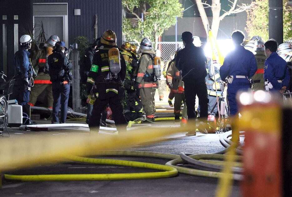 住宅から出火し、消火活動を行う消防隊員ら＝31日午後、東京都墨田区（斉藤佳憲撮影）