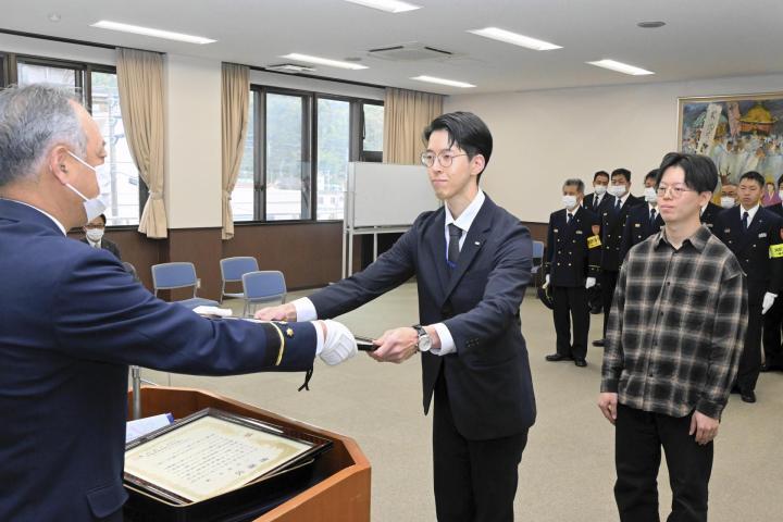 海に転落した高齢女性を救助し感謝状を受け取る中田さん（中央）と三好さん