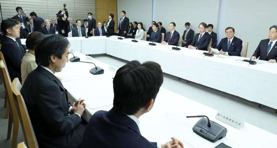 犯罪対策閣僚会議で発言する石破茂首相（右から2人目）＝17日午前、首相官邸（春名中撮影）