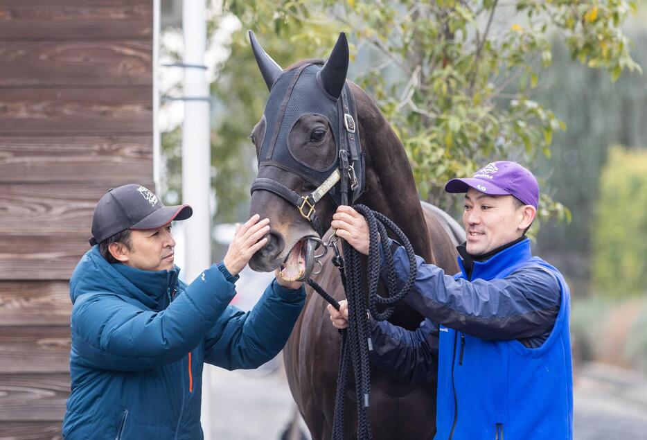 　シャフリヤールをねぎらう福永師（左）