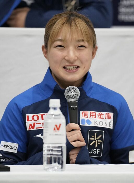 【世界選手権代表選手会見】会見で記者の質問に答える坂本花織　＝東和薬品ラクタブドーム（撮影・甘利慈）