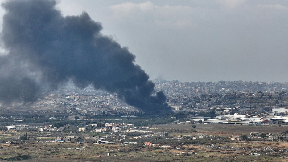 　１２月２９日、パレスチナ自治区ガザ北部への攻撃を続けるイスラエル軍は、ベイトハヌンに残っている住民に避難を命じた。写真はガザ地区のベイト・ハヌン上空に上がる煙。イスラエルのニル・アムから１２日撮影（２０２４　ロイター／Ilan Rosenberg）