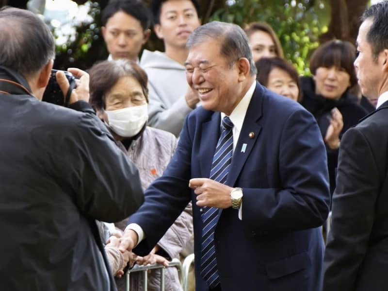 地元の鳥取県八頭町を訪れ、支援者らと握手を交わす石破首相＝２０２４年１２月１日