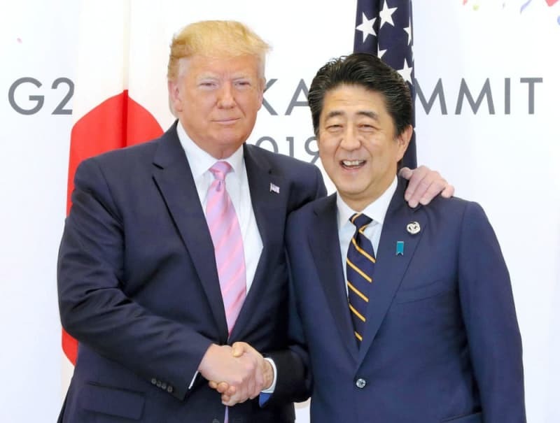 トランプ前大統領（左）と安倍元首相＝２０１９年６月、大阪市