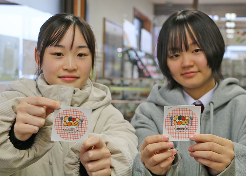 水沢商業高3年生のグループが作成した啓発ステッカー。食品ロス問題のアンケートの協力を呼び掛けている