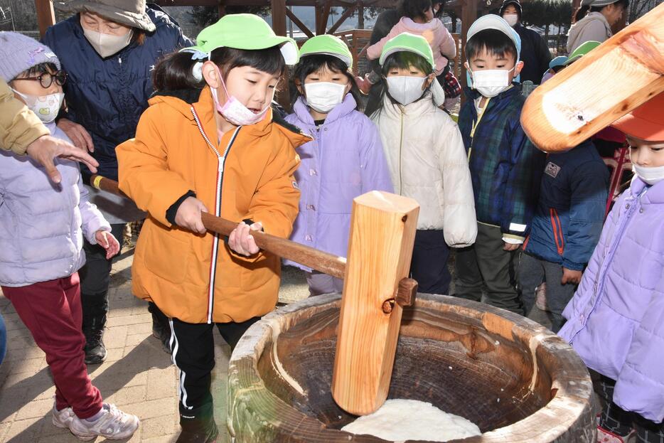 力いっぱい餅をつく園児たち