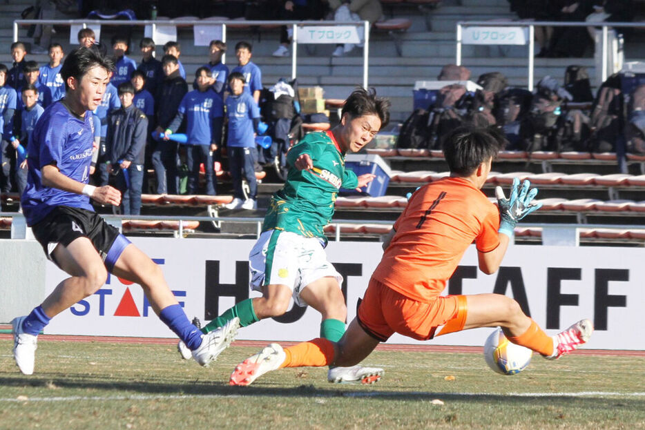 前半３６分、静学・乾皓洋（中央）がシュートもGKに止められる