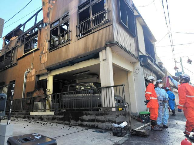 全焼した住宅。焼け跡から２人の遺体が見つかった=2024年12月21日、神奈川県横須賀市汐入町４丁目、村上潤治撮影