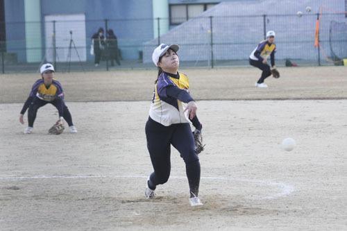 【熱戦を繰り広げる三重高の選手ら＝熊野市有馬町の山崎運動公園健康運動広場で】