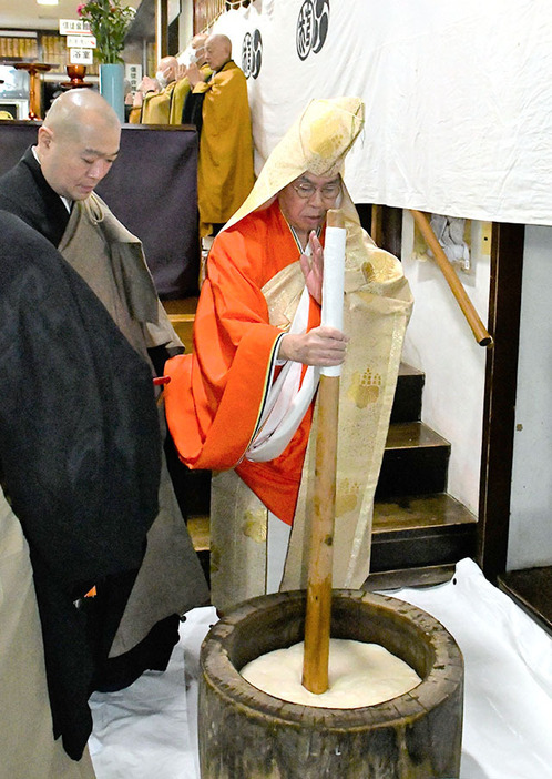 穏やかな新年を迎えられるよう願いを込めた「餅つき諷経」＝鶴岡市・善宝寺