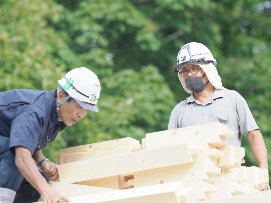 イエを形にする職人の仕事風景(写真提供：有限会社　神馬建設)