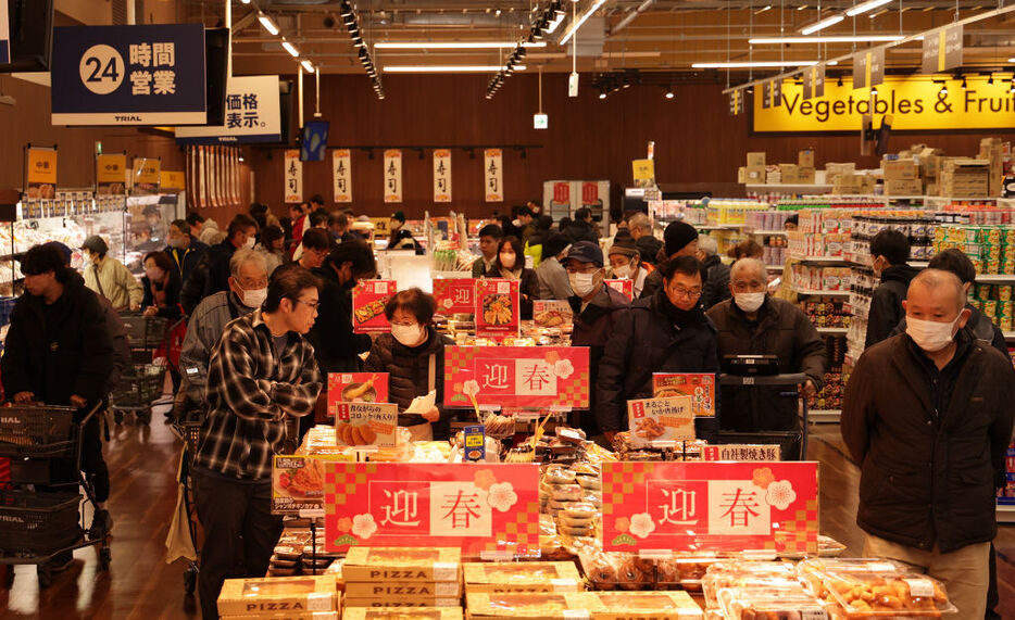 正月準備の買い物客らでにぎわう売り場＝30日午前、浜松市中央区のスーパーセンタートライアル浜松若林店