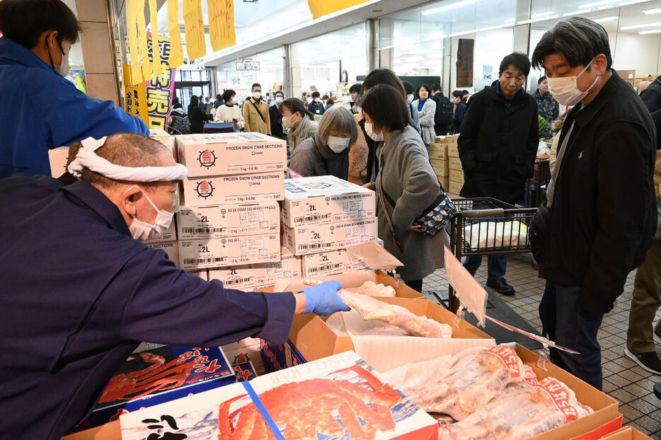 正月準備の買い出しに訪れた人々＝30日午前10時半ごろ、清水町の沼津卸団地食遊市場