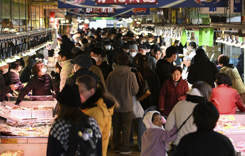 正月用の食材を買い求める人たちでにぎわう焼津さかなセンター＝30日午前、焼津市